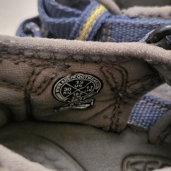 Boys Keens size 12 - Picture 2 of 3